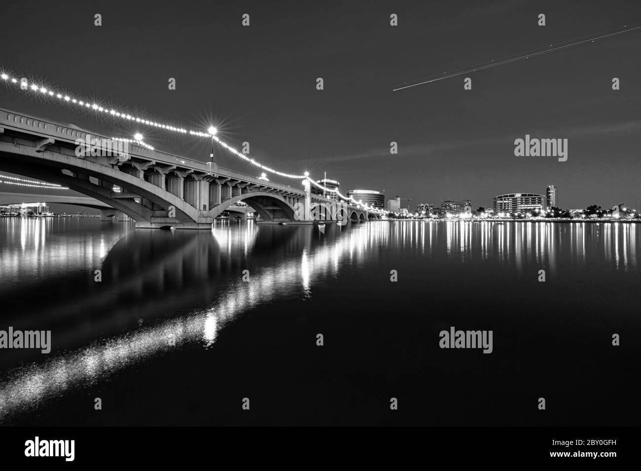Mill Street Brücke über Tempe Town Lake in der Nähe von Phoenix, Arizona Stockfoto