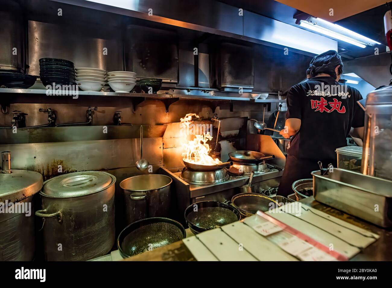 Tokio Japan 30. Oktober 2016 : EIN Koch bereitet in einem kleinen Restaurant in Tokio Japan ein Gericht Ramen über einem flammenden Wok zu Stockfoto