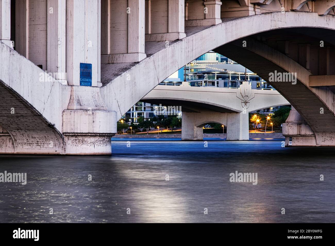 Mill Street Brücke über Tempe Town Lake in der Nähe von Phoenix, Arizona Stockfoto