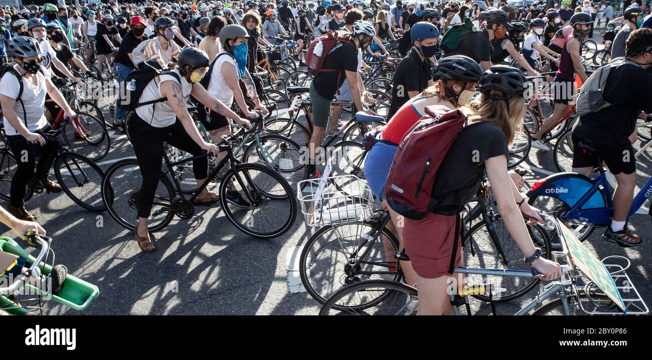 New York, New York, USA. Juni 2020. Fahrradfahrer fahren auf die Straßen des Grand Army Plaza 'Ride Your Bike' in Brooklyn. Tausende von Radfahrern nahmen an der Fahrt für Solidarität mit Black Lives Matter in New York, New York, Teil. Kredit: Brian Branch Price/ZUMA Wire/Alamy Live News Stockfoto