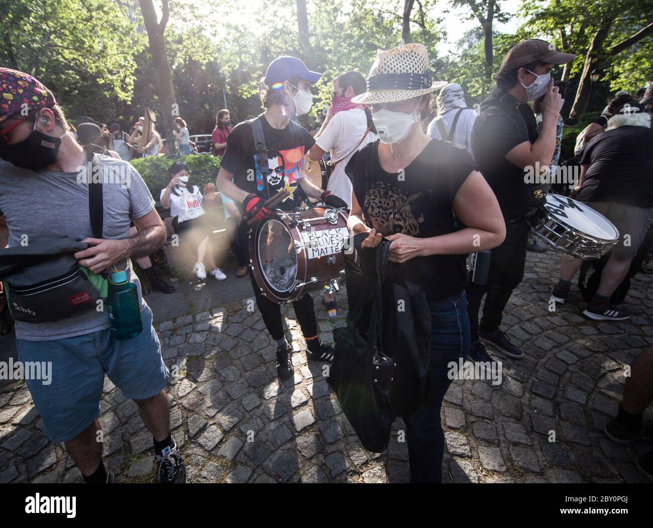 New York, New York, USA. Juni 2020. Trommler schlagen ihre Trommeln für Drums for the Black Live Matter Movement auf der Grand Army Plaza in Brooklyn, New York. 50 Trommler schlugen weg, während Hunderte von Rallyebesuchern Unterstützung gaben. Tausende von Radfahrern nahmen an der Fahrt für Solidarität mit Black Lives Matter in New York, New York, Teil. Kredit: Brian Branch Price/ZUMA Wire/Alamy Live News Stockfoto