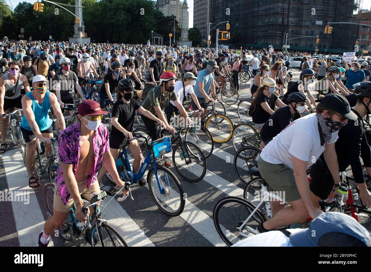 New York, New York, USA. Juni 2020. Fahrradfahrer fahren auf die Straßen des Grand Army Plaza 'Ride Your Bike' in Brooklyn. Tausende von Radfahrern nahmen an der Fahrt für Solidarität mit Black Lives Matter in New York, New York, Teil. Kredit: Brian Branch Price/ZUMA Wire/Alamy Live News Stockfoto