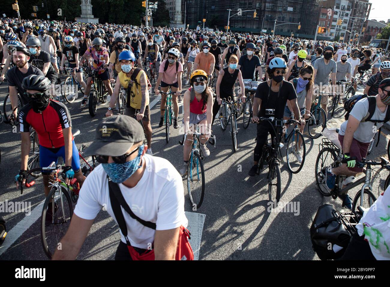 New York, New York, USA. Juni 2020. Fahrradfahrer fahren auf die Straßen des Grand Army Plaza 'Ride Your Bike' in Brooklyn. Tausende von Radfahrern nahmen an der Fahrt für Solidarität mit Black Lives Matter in New York, New York, Teil. Kredit: Brian Branch Price/ZUMA Wire/Alamy Live News Stockfoto