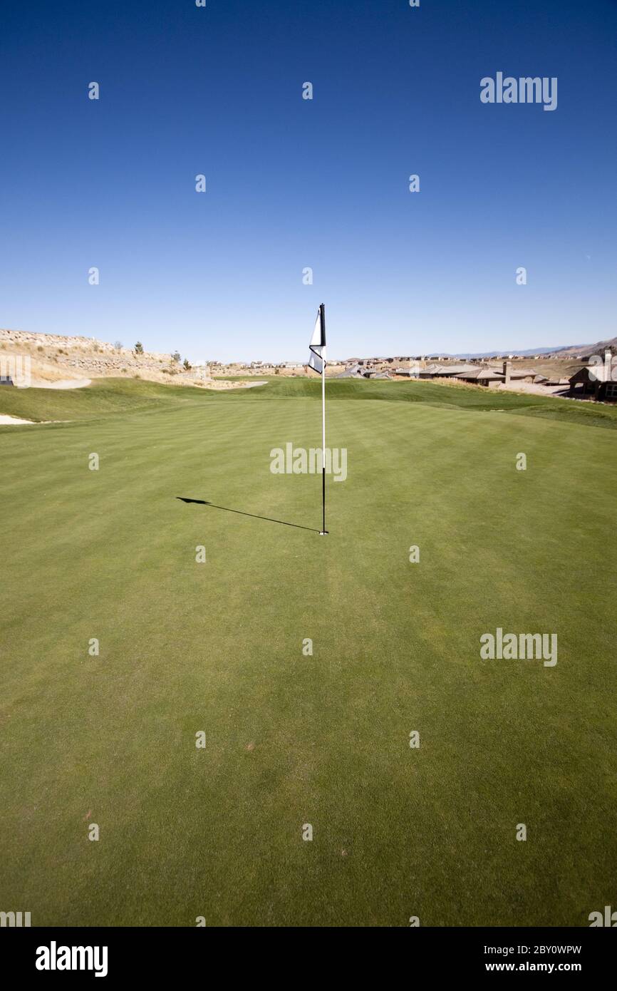 Golfplatz mit grünem Gras und klarem blauen Himmel. Stockfoto