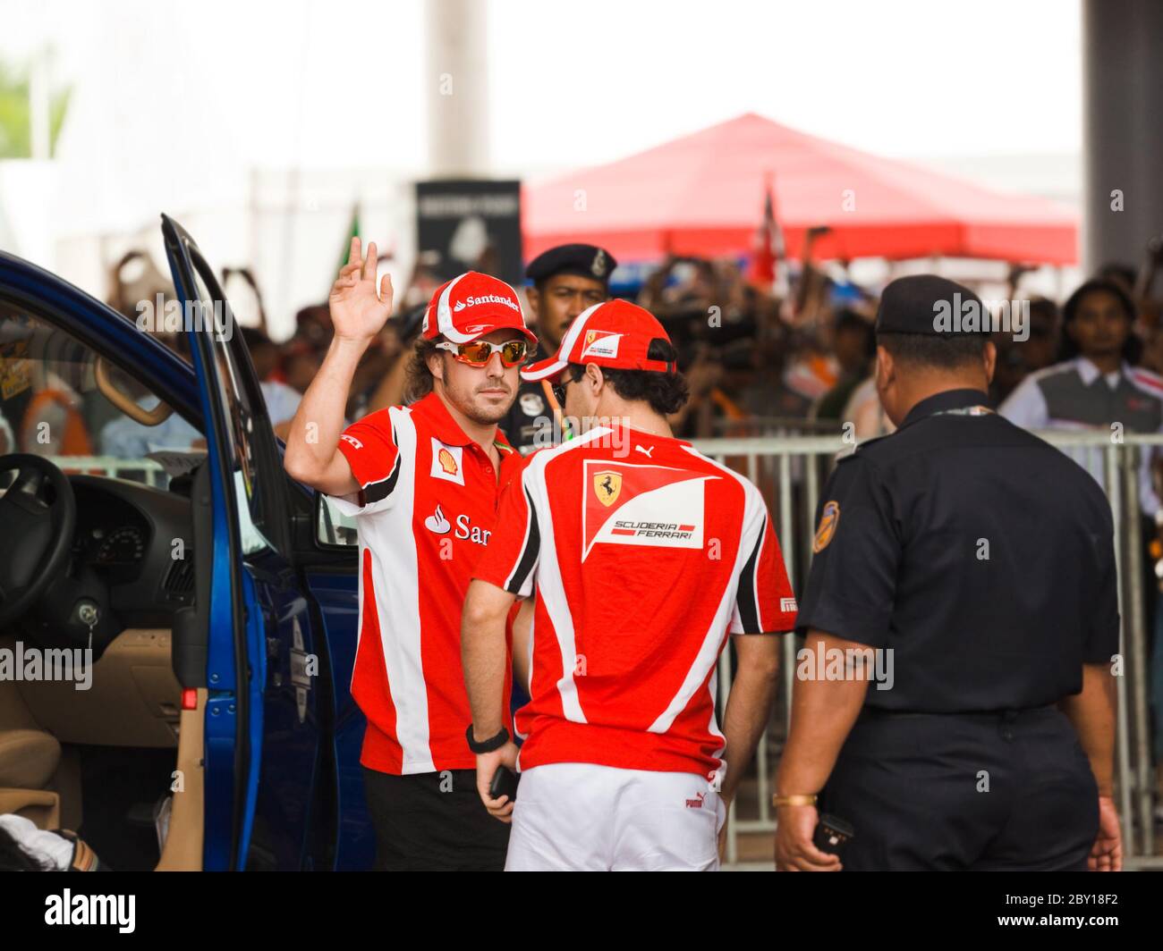 SEPANG, MALAYSIA - 10. APRIL: Fernando Alonso und Felipe Massa (Ferrari) begrüßen die Fans bei der Autogrammstunde auf Formel 1 GP, AP Stockfoto