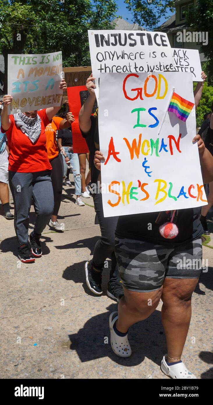 Black Lives Matter Protest George Floyd - Gott ist eine Frau und sie ist schwarz - ridgefield Park, bergen County, New Jersey, usa 8. juni 2020 Stockfoto