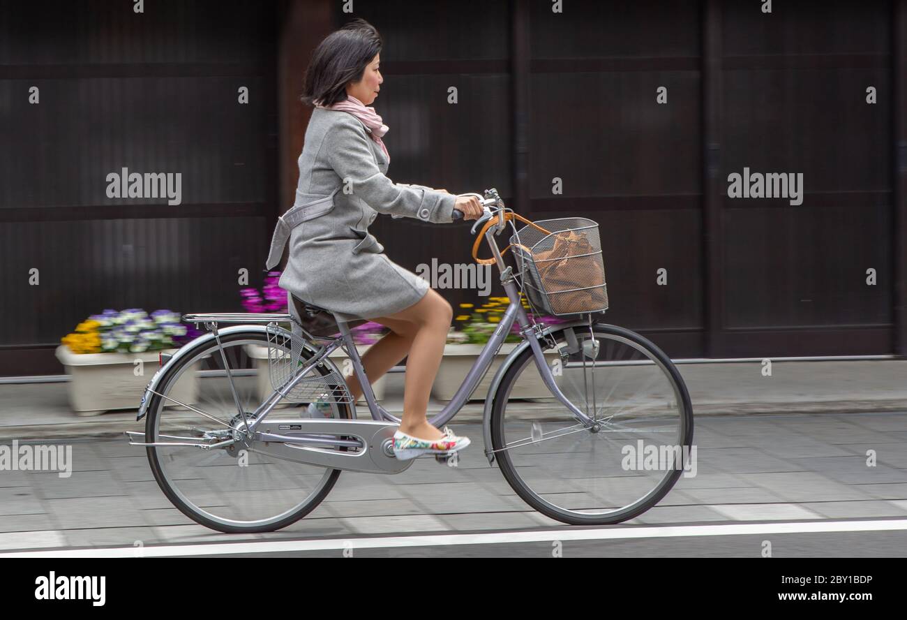 Japanische Frau steigt ein Fahrrad in der Straße von Kawagoe, Saitama, Japan Stockfoto