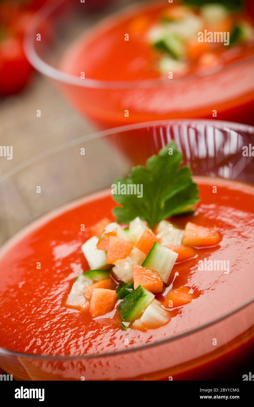 Gazpacho auf Holztisch Stockfoto