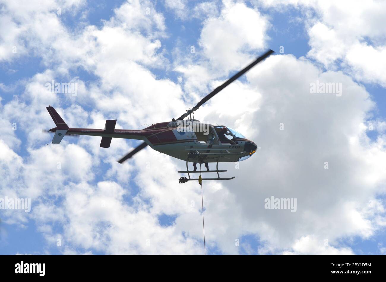 NIAGARA RIVER, ONTARIO, KANADA - 6. JUNI 2020 - Niagara River Rescue Team in Aktion Airlifting ein gestrandeter Teenager in Niagara River Gorge Stockfoto