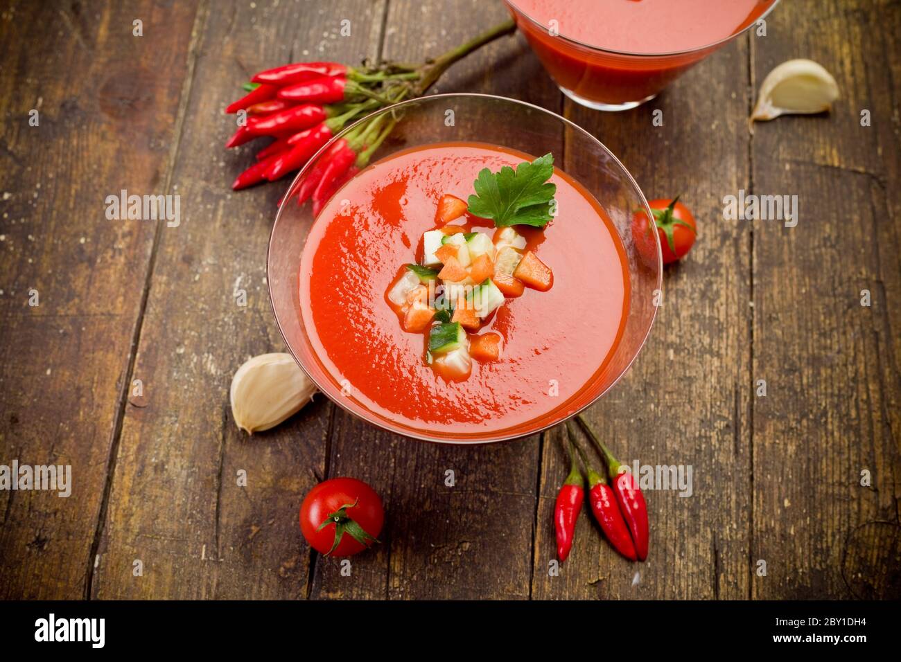 Gazpacho auf Holztisch Stockfoto