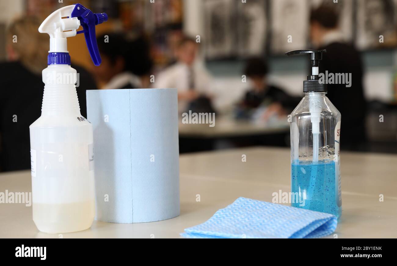 Eine Anordnung von Pump Handsantizer Desinfektionsmittel und Desinfektionsmittel auf einem Tisch in einem Klassenzimmer. Neue Schule Bildungseinrichtung sichere Hygiene Praktiken fällig Stockfoto
