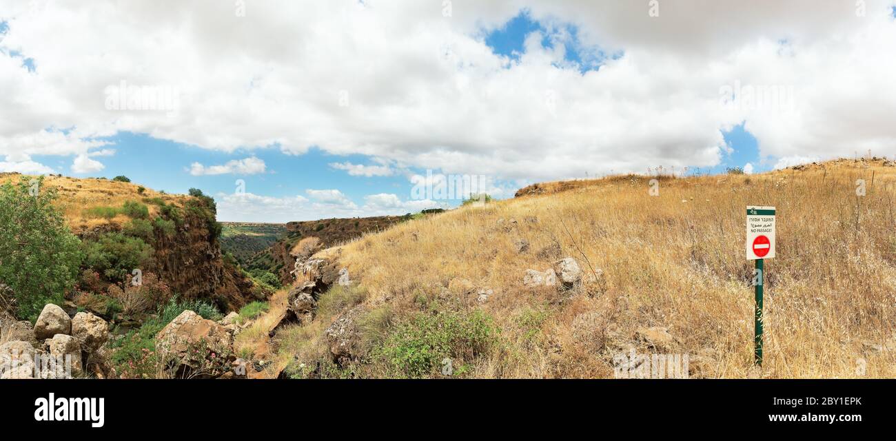 Gamlya Schlucht gegen den blauen Himmel in Israel Stockfoto