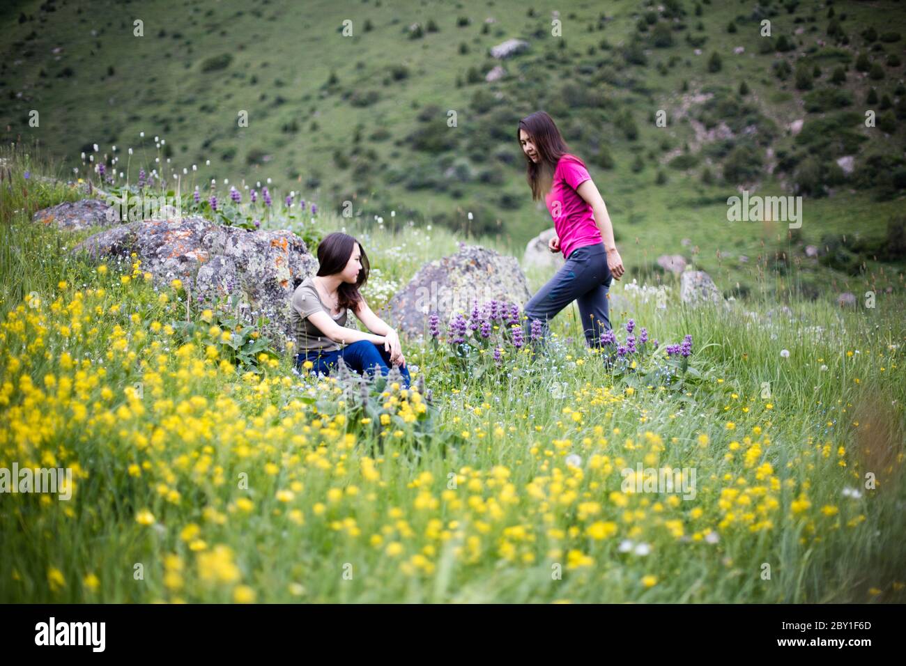 Zwei Wanderinnen wandern beim Belagorka Wasserfall im Sokuluk Tal des Chuy Oblast Kirgisistan, in der Nähe von Bischkek. Stockfoto