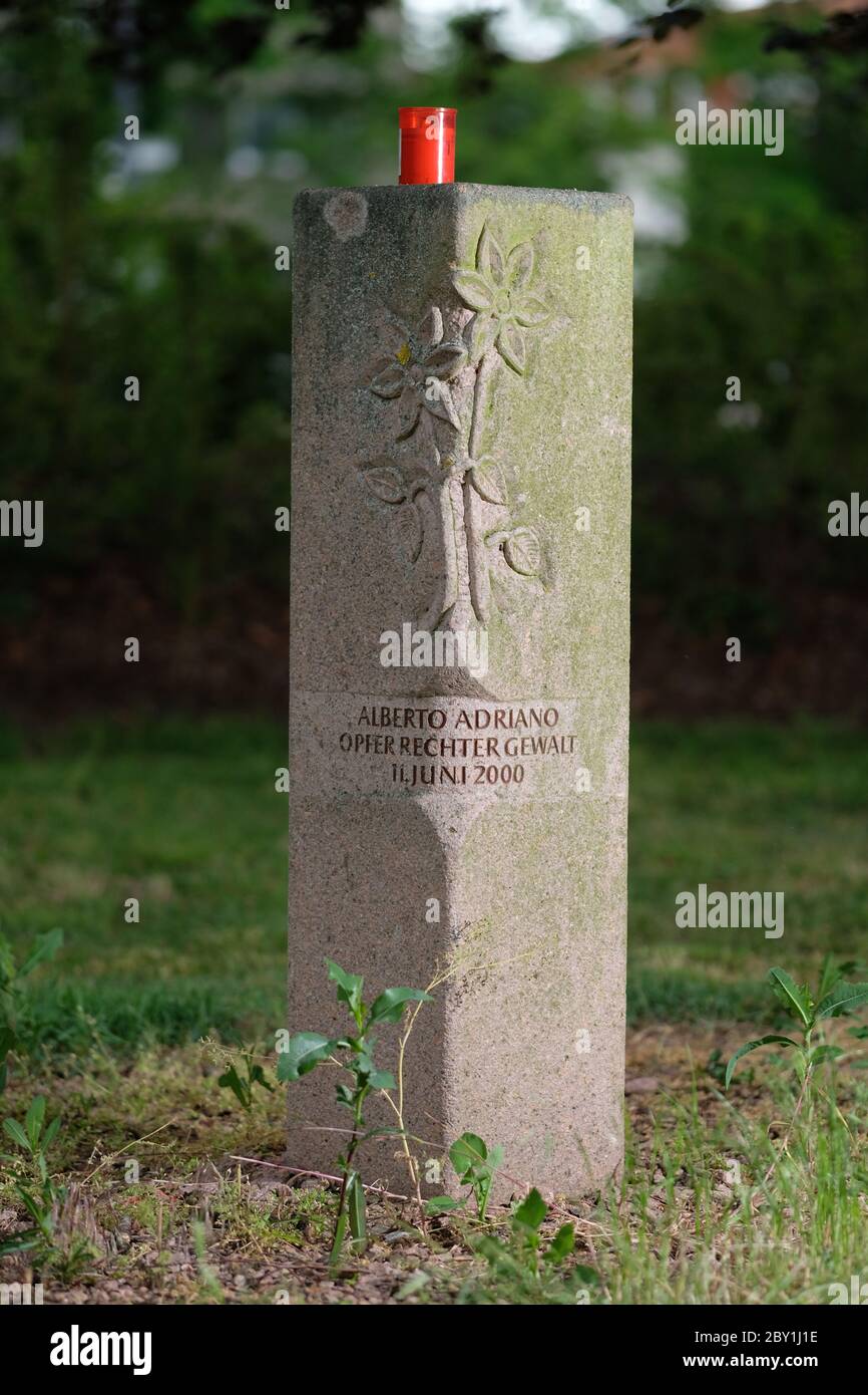 08. Juni 2020, Sachsen-Anhalt, Dessau-Roßlau: Die Gedenkstele für den ermordeten Mosambikaner Alberto Adriano im Stadtpark Dessau. 20 Jahre nach seinem gewaltsamen Tod wird am Donnerstag des Rassismus und des Rechtsextremismus gedacht. (To dap: Rassistischer Mord vor 20 Jahren: Gedenken an Opfer rechter Gewalt) Foto: Sebastian Willnow/dpa-Zentralbild/dpa Stockfoto