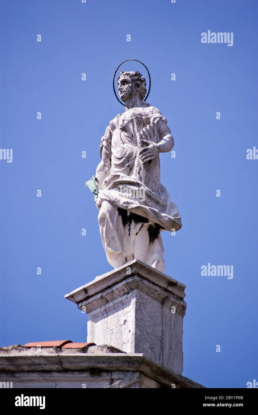 Statue des Heiligen Hieronymus auf dem Dach der Kirche San Sebastiano, die Mitte des 16. Jahrhunderts in Venedig, Italien, erbaut wurde. Stockfoto