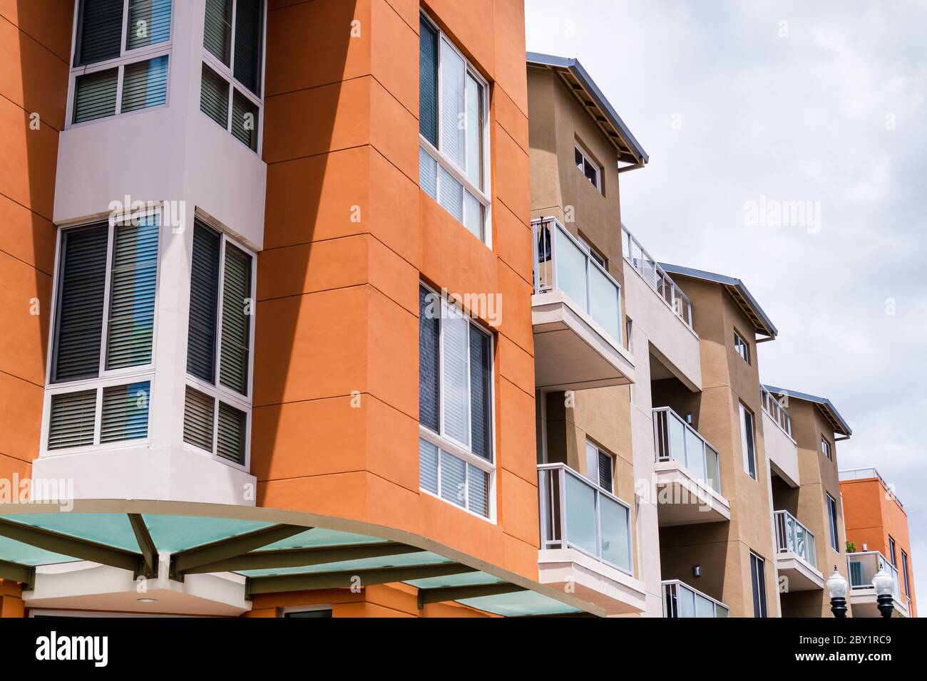 Außenansicht des modernen Apartmenthauses mit Luxusmietwohnungen; San Francisco Bay Area, Kalifornien Stockfoto