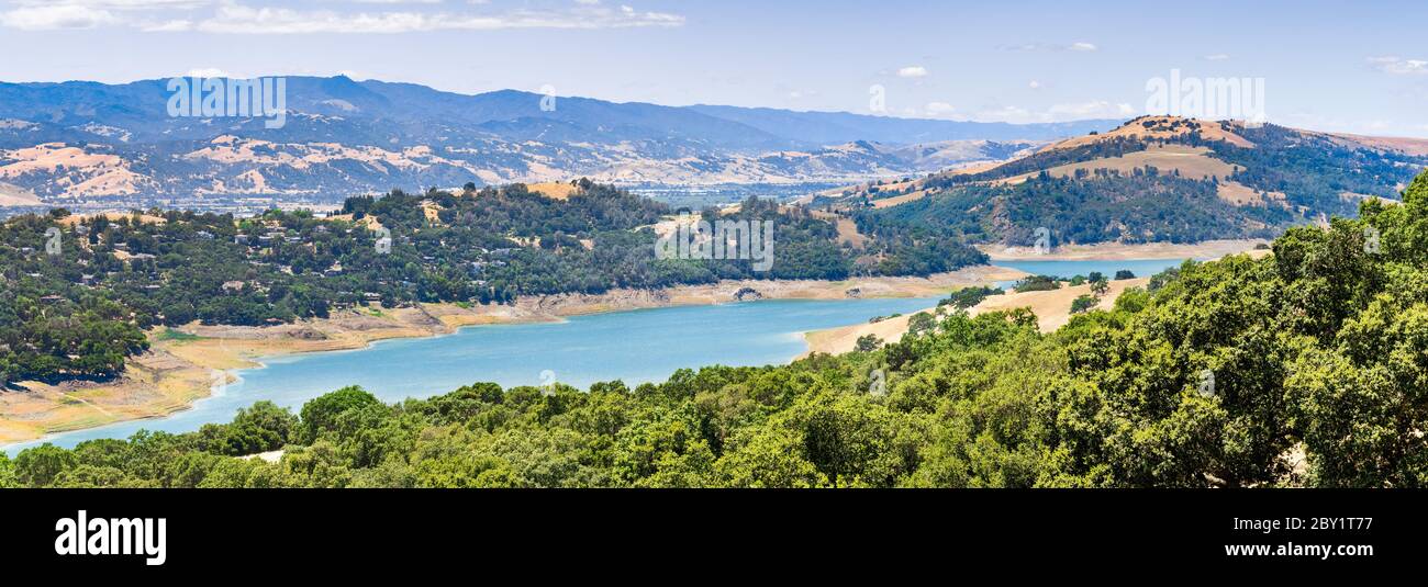 Blick in den hohen Winkel des Anderson Reservoirs, ein vom Santa Clara Valley Water District verwalteter See in Morgan Hill, der aufgrund von t auf niedrigem Niveau gehalten wird Stockfoto