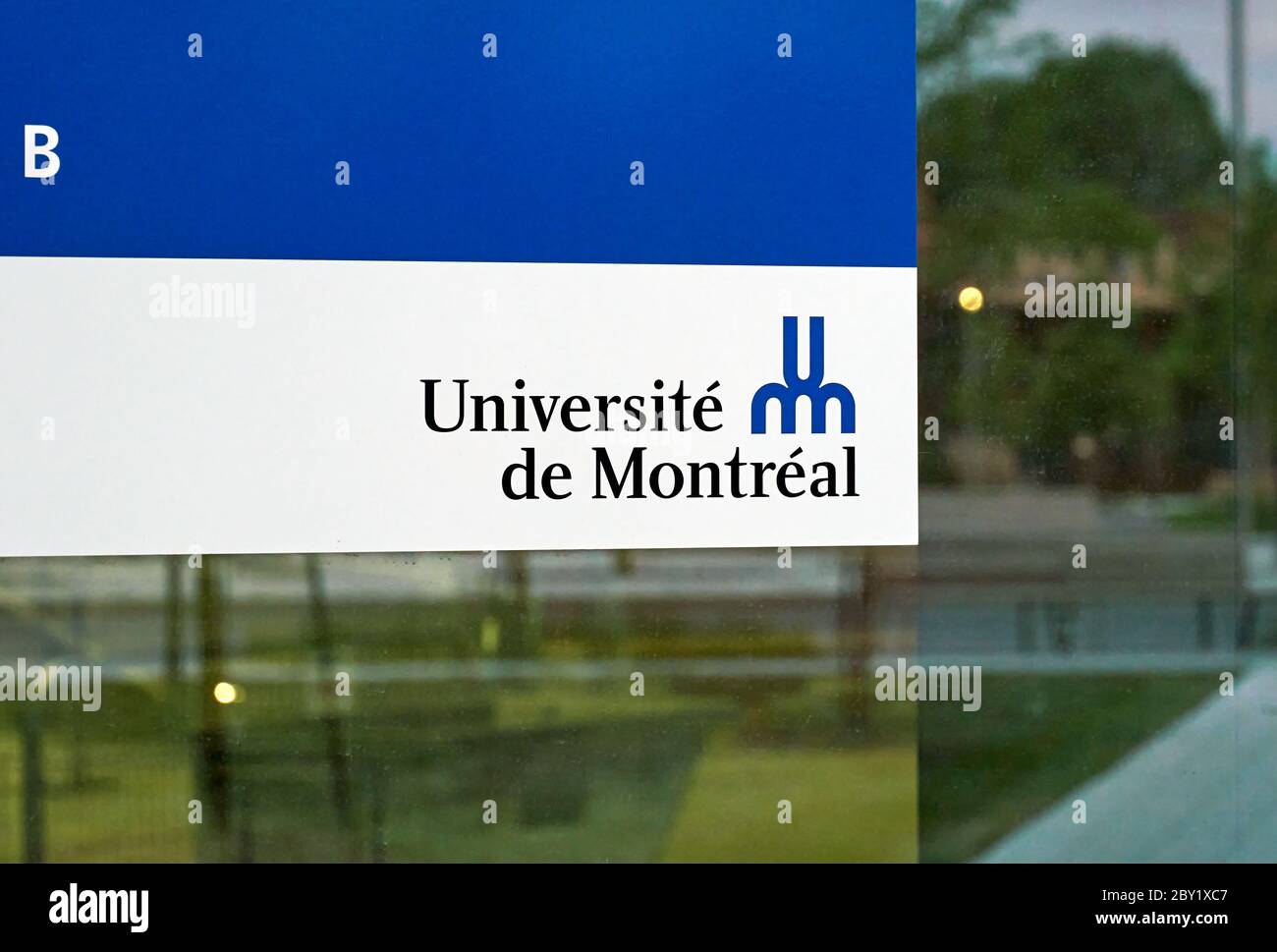 Montreal, Kanada - 6. Juni 2020: Eingang und Logo der Universite de Montreal. Die Universite de Montreal ist eine französischsprachige Universität für öffentliche Forschung Stockfoto