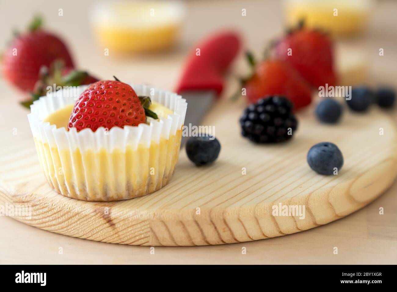 Mini-Käsekuchen mit Heidelbeere, Brombeere und Erdbeere Stockfoto