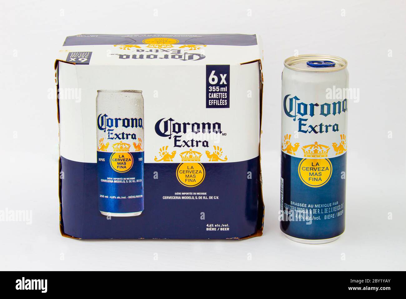 Calgary, Alberta, Kanada. 08. Juni 2020. Eine isolierte Corona Extra Six Pack Box und eine Bierdose auf weißem Hintergrund. Stockfoto