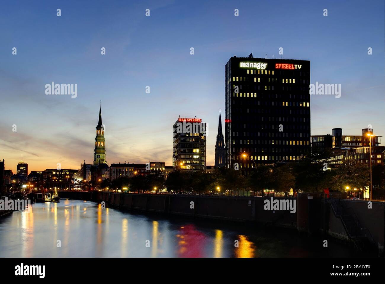 Spiegelgebäude Hamburg Nachtaufnahme Stockfoto