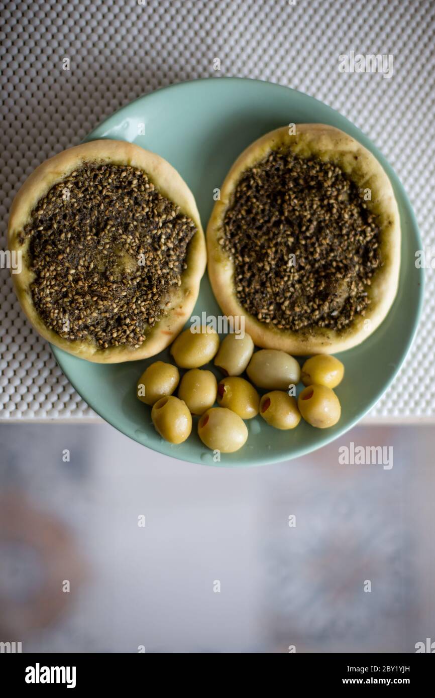 Nahaufnahme von Manaqish b'il Za'atar, einem beliebten leventinischen Gericht, das allgemein der arabischen Küche zugeschrieben wird. Stockfoto