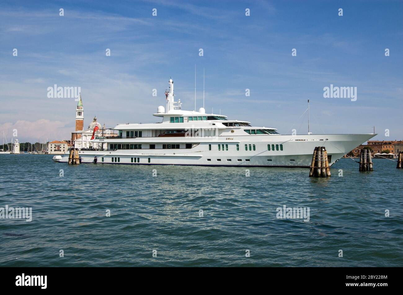 Venedig, Italien - 12. Juni 2011: Die Luxus-Motoryacht Siran vor Anker in Venedig. Die Superyacht ist im Besitz des Multimillionärs Bob Manoukian. Stockfoto