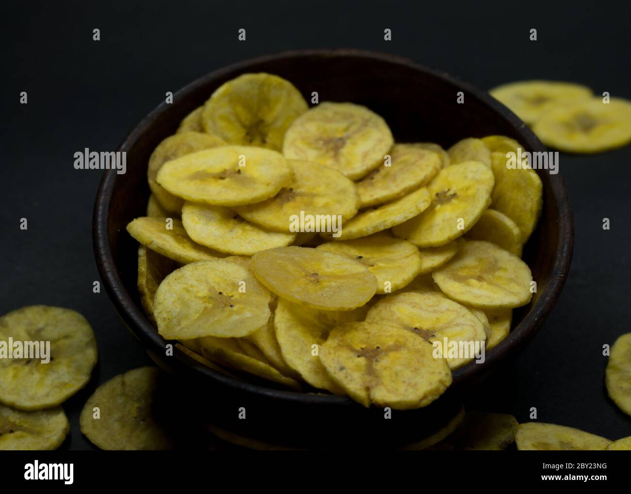 Food Fotografie von Bananenchips in Schüssel mit knusprig, lecker, salzig. Stockfoto