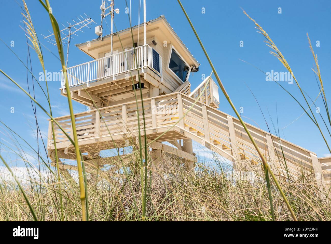 Rettungsschwimmer-Station, die sich über den Dünen am Strand im Ponce Inlet's Light House Point Park in der Nähe von Daytona Beach, Florida erhebt. Stockfoto