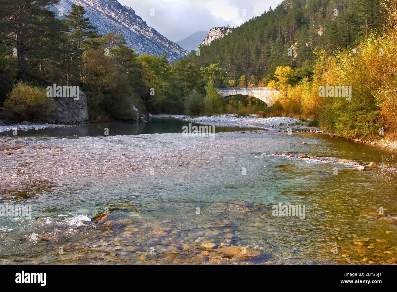 Flut des Bergflusses. Stockfoto