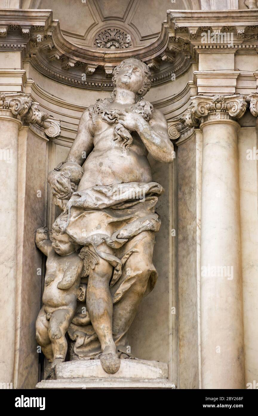Klassische Statue von Mutter und Kind. Fassade der barocken Scalzi Kirche in Cannaregio, Venedig. Statue auf öffentlichen Display über 200 Jahr Stockfoto