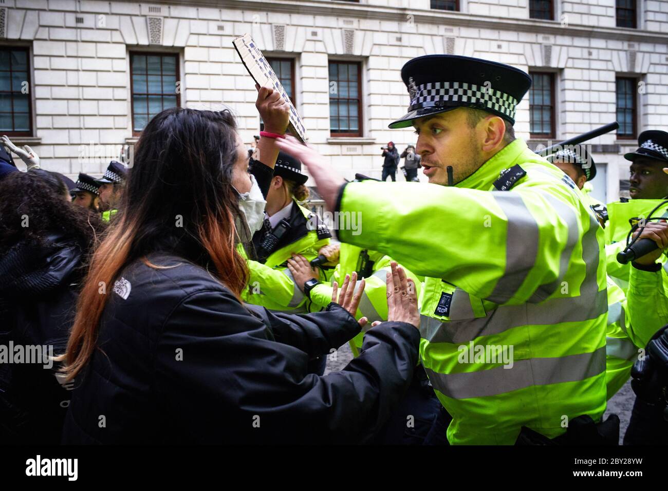 London, Großbritannien, 07/06/2020, Black Lives Matter Protesters and Police Confrontation Credit: ambra vernuccio/Alamy Live News Stockfoto