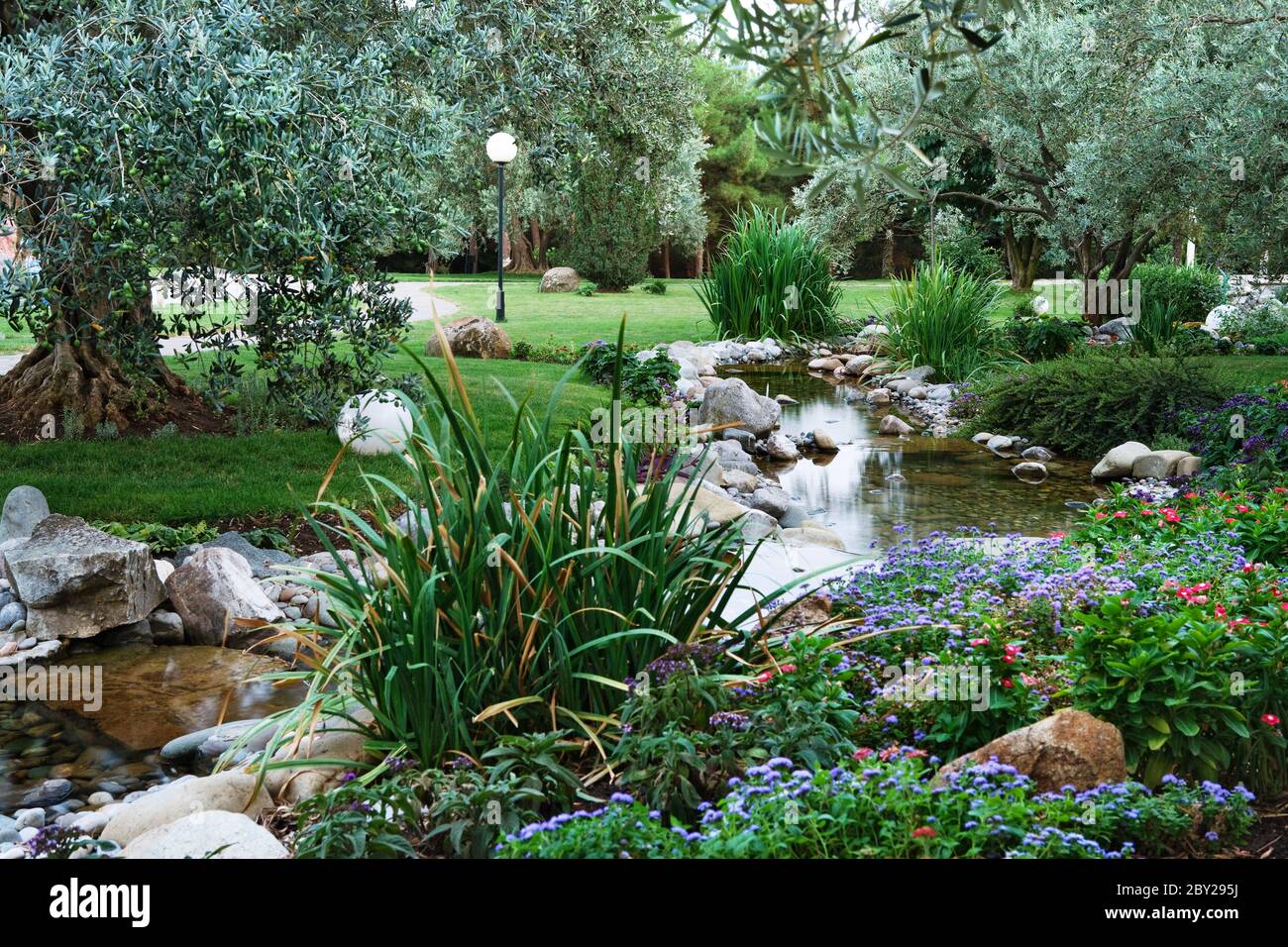 Garten mit Teich im asiatischen Stil Stockfoto