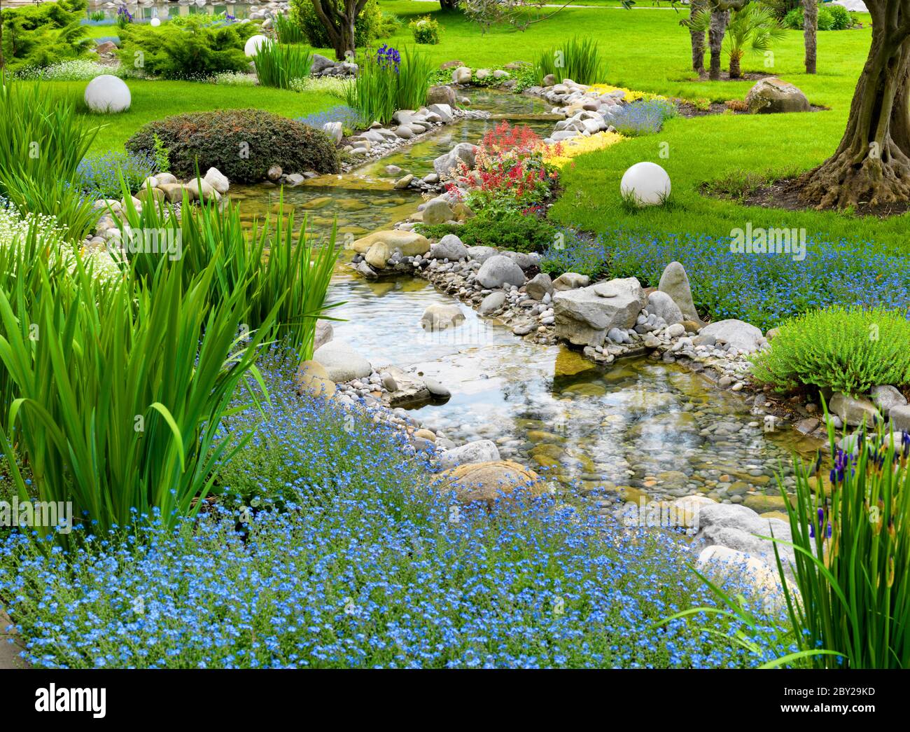 Garten mit Teich im asiatischen Stil Stockfoto