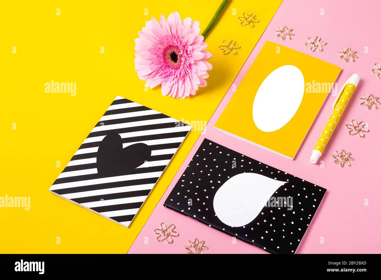 Set von stilvollen Notizbüchern auf Papier geometrischen Hintergrund. Isometrische Ansicht, Platz für Text. Weibliches Desktop-Konzept. Stockfoto
