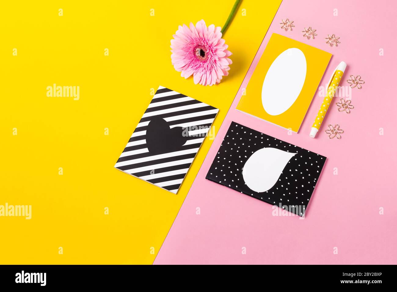 Set aus Notizbüchern und stilvollem Schreibwaren-Zubehör auf geometrischem Hintergrund. Isometrische Ansicht, Platz für Text. Weibliches Desktop-Konzept. Stockfoto