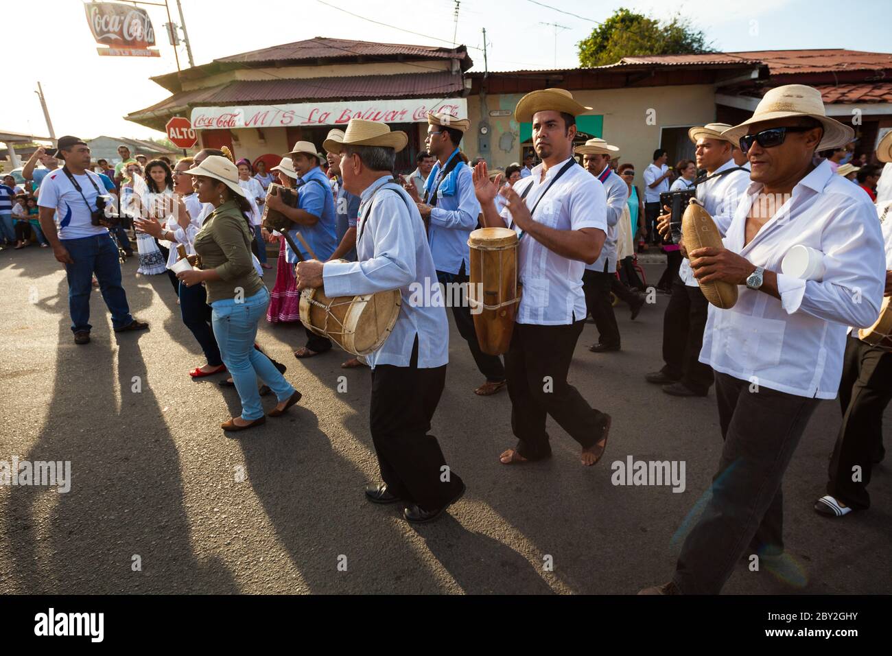 Panamaische Musiker auf der jährlichen Veranstaltung "El Desfile de las Mil Polleras" Feier in Las Tablas, Los Santos Provinz, Republik Panama. Stockfoto