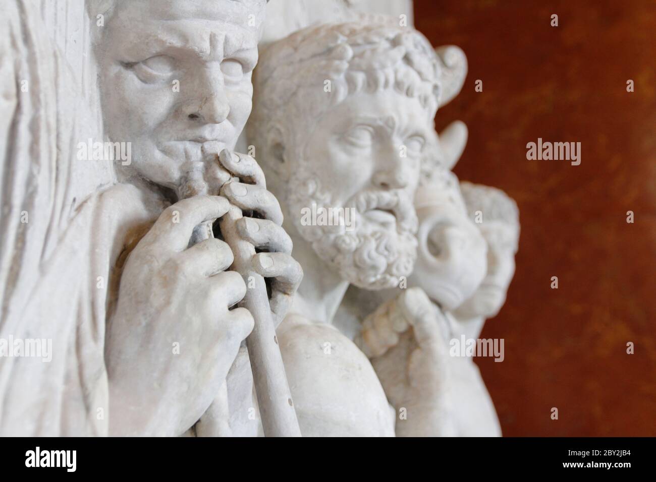 Paris, Frankreich - 18. Mai 2019: Detail des Fragments eines architektonischen Reliefs als Teil der Dekoration eines Triumphdenkmals in Rom gebaut Stockfoto