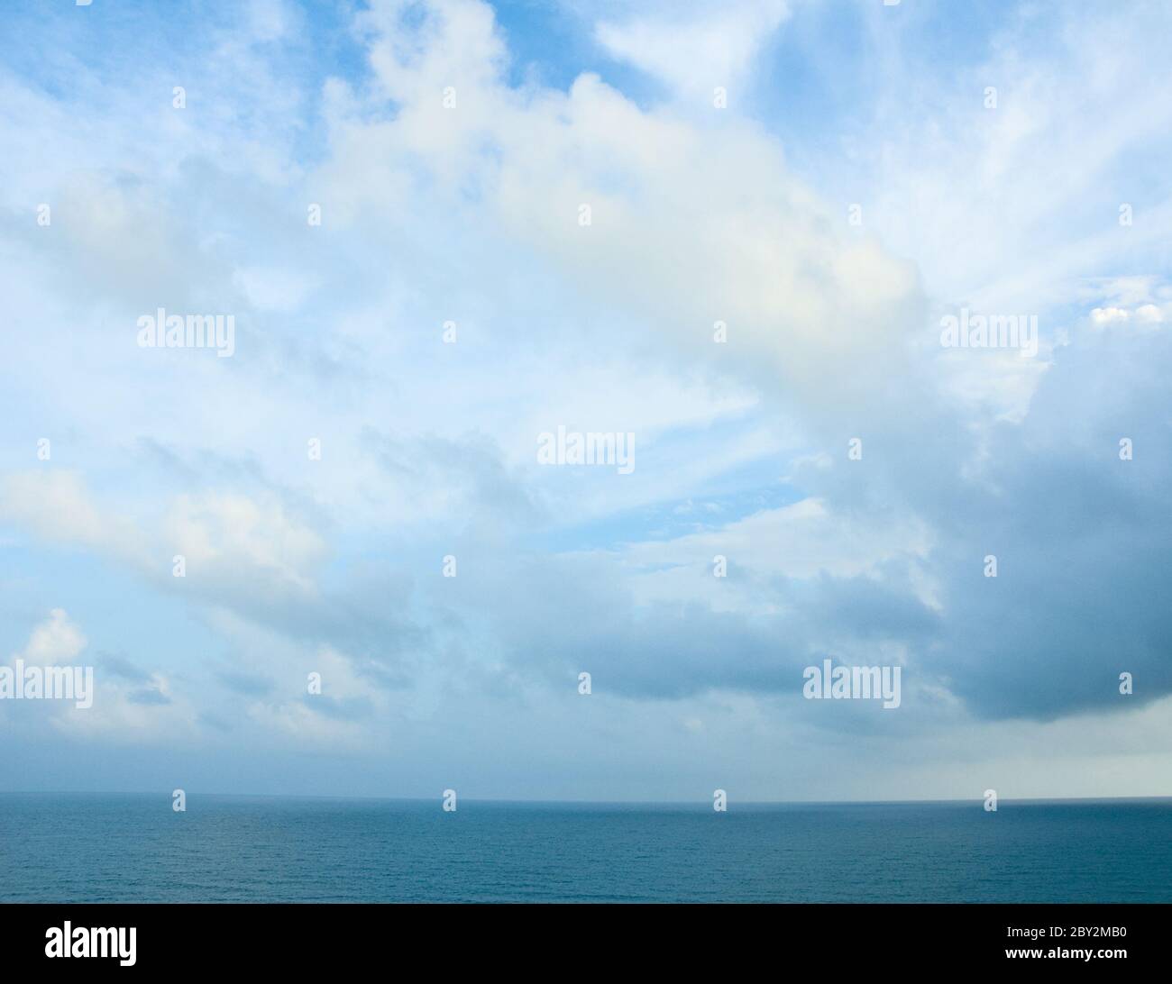 Wolkiger blauer Himmel und türkisfarbenes Meer Stockfoto