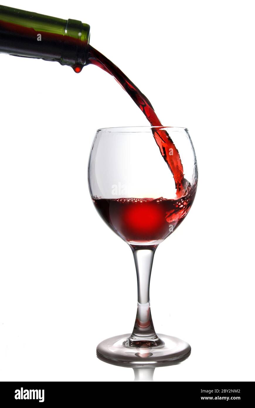 Roten Wein im Becher gießen Stockfoto