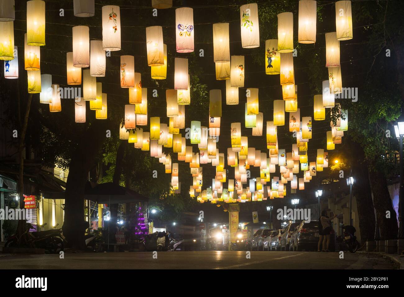 Hanoi Vietnam - Phung Hung Straße in der Nacht mit Laternen während der Tet Saison, Hanoi, Vietnam, Südostasien dekoriert. Stockfoto
