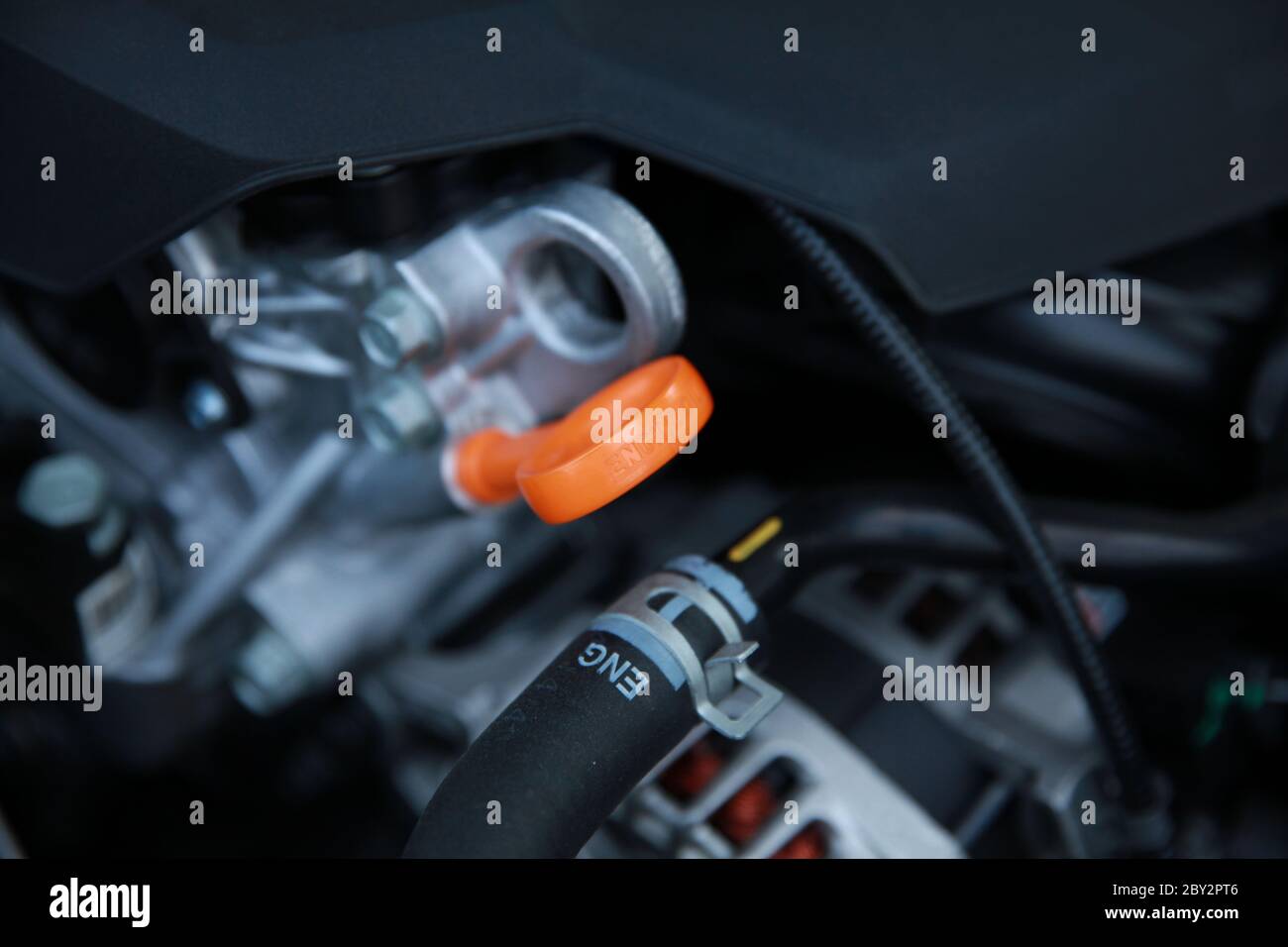 Nahaufnahme des orangefarbenen Messstabs des Autos. Motoröl prüfen. Stockfoto