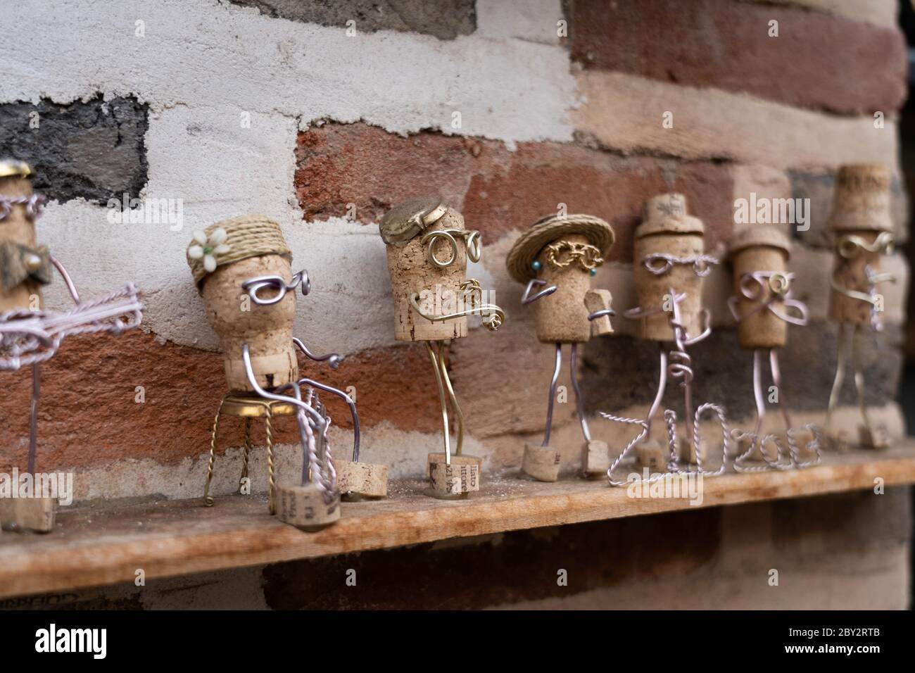 Dekorative Wein Kork winzigen Menschen Musiker auf einer Ziegelwand angezeigt. Stockfoto