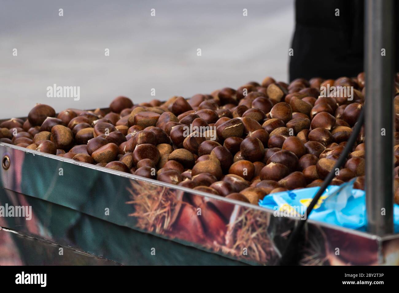 Nahaufnahme Bild von koreanischen Stil gerösteten Kastanien. Beliebte koreanische Street Food. Stockfoto