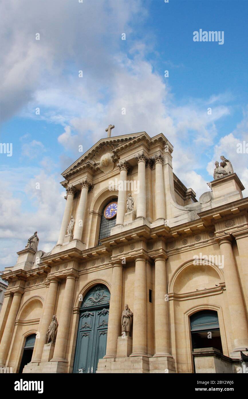 Paris, Frankreich - 18. Mai 2019: Kirche Saint-Roch mit den dramatischen Wolken Stockfoto