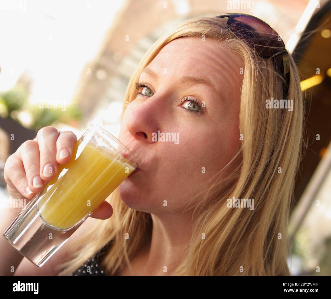 Orangensaft trinken Stockfoto