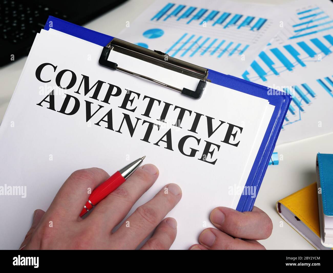 Manager liest über Wettbewerbsvorteile im Geschäft. Stockfoto