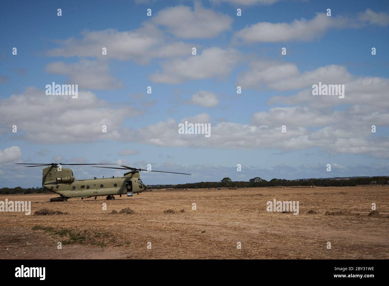 Eine Boeing CH-47 Chinook der Royal Australian Air Force bereitet sich auf den Start vor, um müde Feuerwehrleute von Kangaroo Island nach Adelaide zurückzubringen. Stockfoto