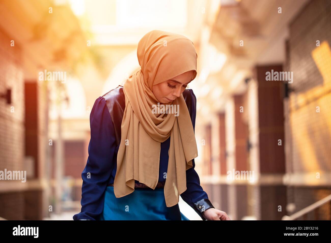 Portrait der jungen asiatischen muslimischen Frau trägt Hijab Kopftuch in der Stadt. Nahaufnahme Gesicht fröhliche Frau mit Kopftuch im Freien bedeckt Stockfoto