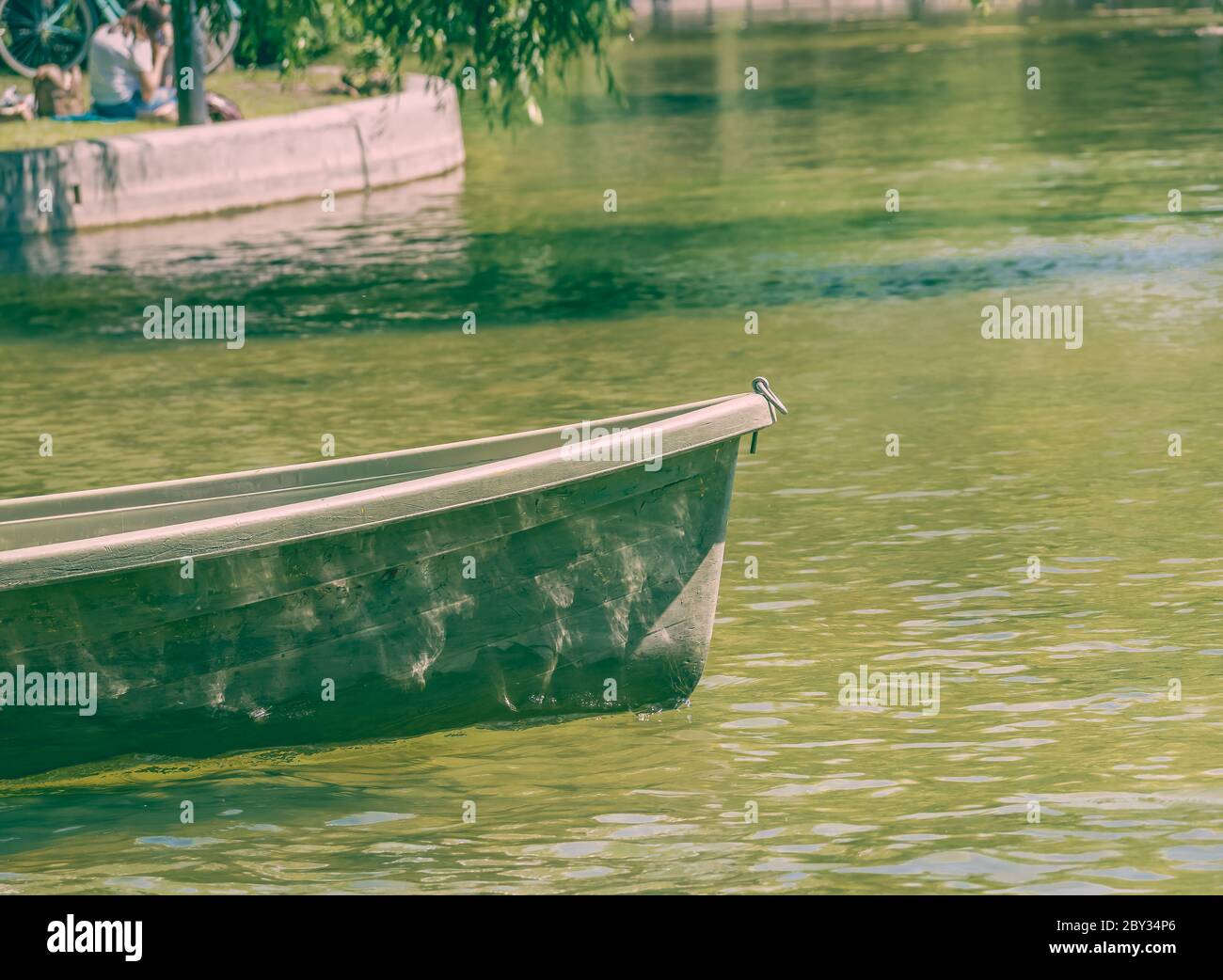 Nahaufnahme mit der Vorderseite eines Bootes oder einem Bogen auf dem Wasser eines Sees. Stockfoto
